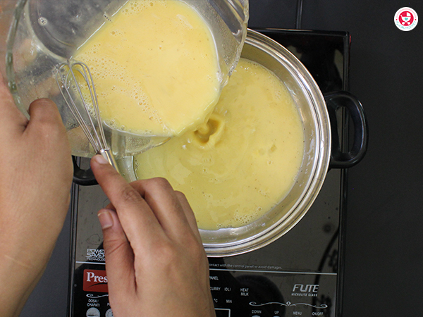  Pour the egg mixture