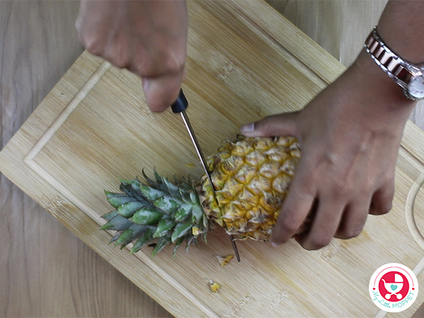 Remove the skin of pineapple.