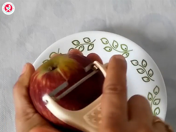 remove the skin of the apple