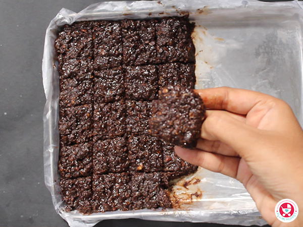 No bake chocolate granola bar can be sliced 