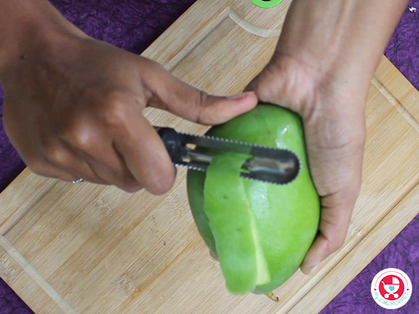 Wash, peel and grate the mango.