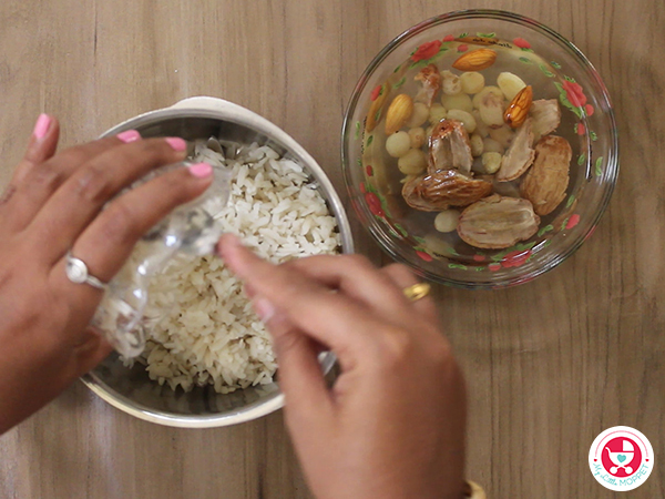 Wash, rinse and soak poha for 10 minutes.