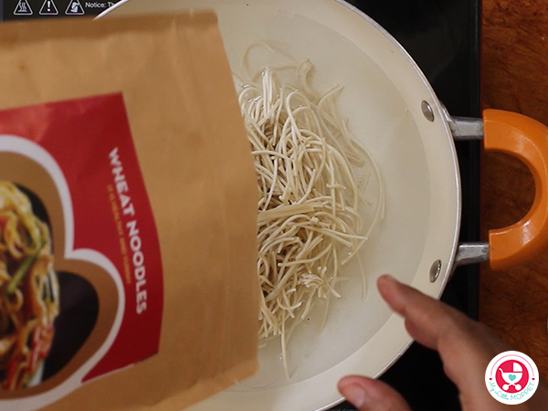 Boil 180 grams of noodles in 1 liter of water for 3 minutes.